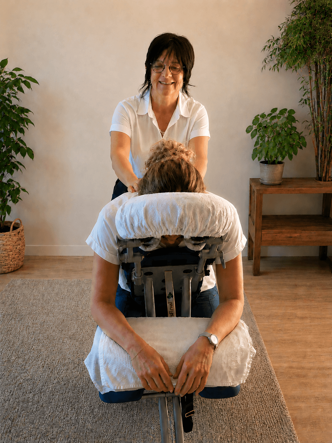 Geneviève Ringot pendant une séance de massage assis en entreprise, sur chaise ergonomique